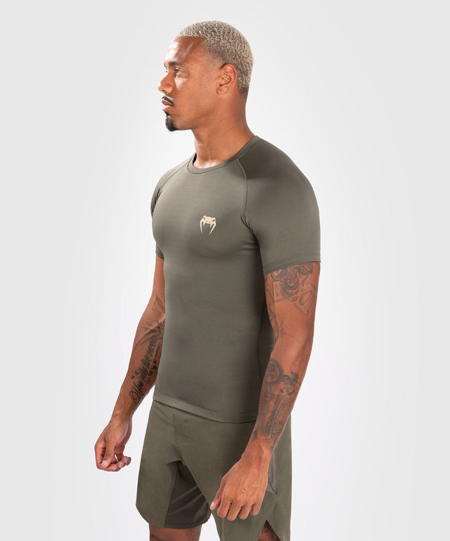 Rashguard Venum Contender Manga Corta – Caqui Verde – Rashguard