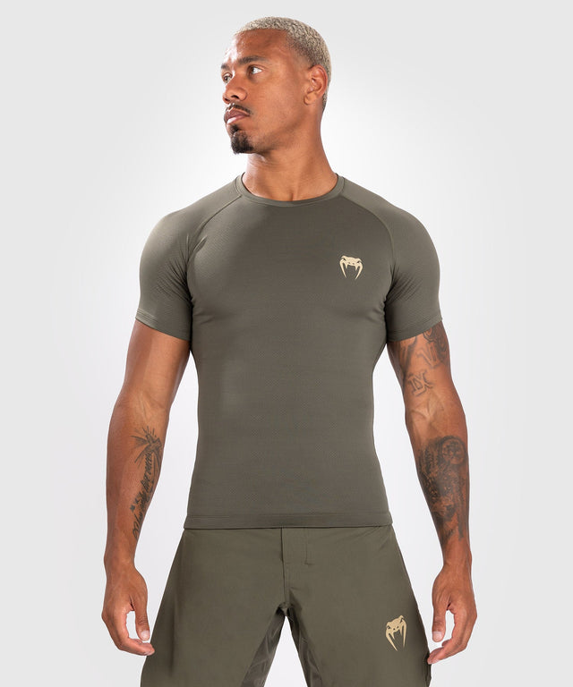 Rashguard Venum Contender Manga Corta – Caqui Verde – Rashguard