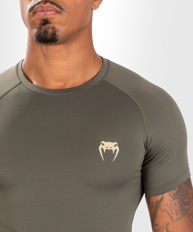 Rashguard Venum Contender Manga Corta – Caqui Verde – Rashguard