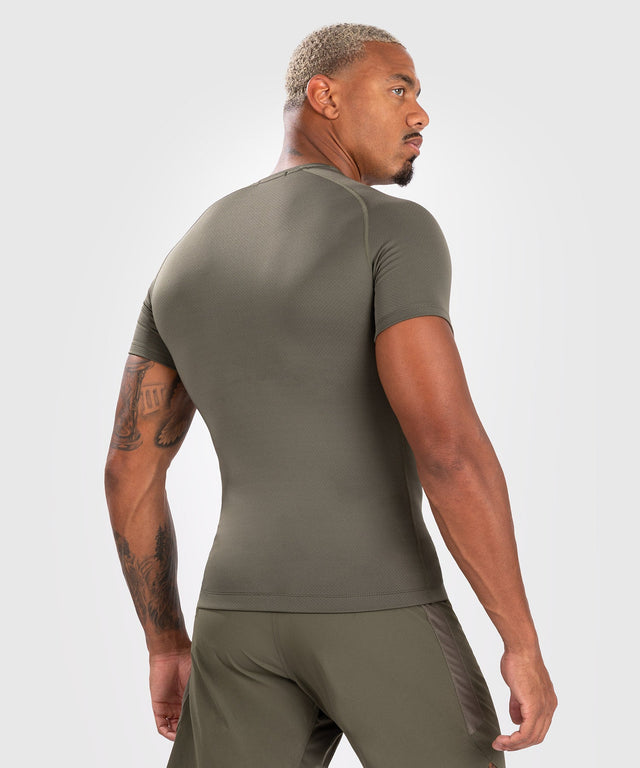 Rashguard Venum Contender Manga Corta – Caqui Verde – Rashguard